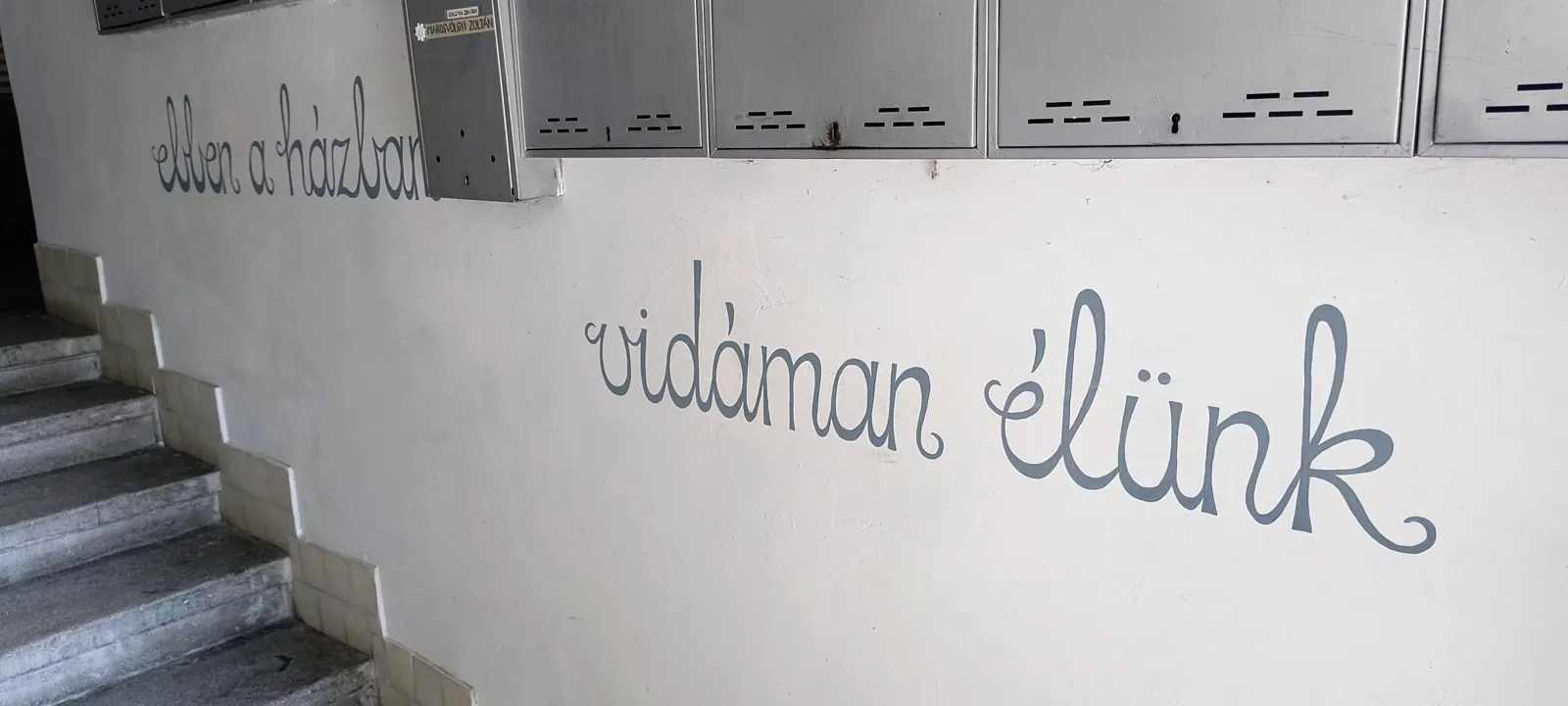 Házbejárat – ebben a házban vidáman élünk